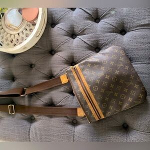 BOSPHORE LEATHER HANDBAG
Louis Vuitton